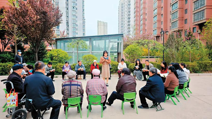 华亭市莲花湖社区干部在华庭明珠小区开展不动产登记政策宣讲。马智利摄