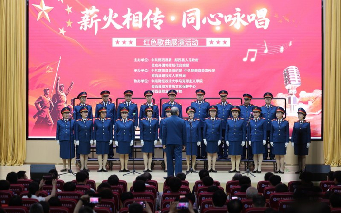 北京开国将军后代合唱团为观众献上“红色文艺盛宴”。徐军摄
