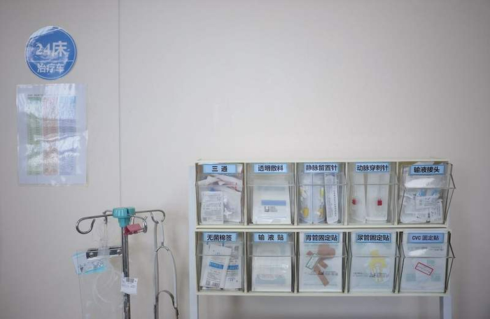 北京大学人民医院心外ICU，病床前留置针、固定贴等常用医疗用品整齐码放，方便随时取用。