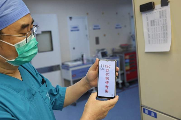 王天旭展示跟家属视频、电话的专用手机。