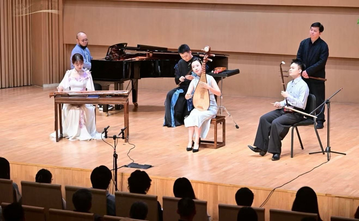 司宇辰与蜀派古琴青年演奏家俞明辰合作的《往来弦上》在成都城市音乐厅演出。受访者供图
