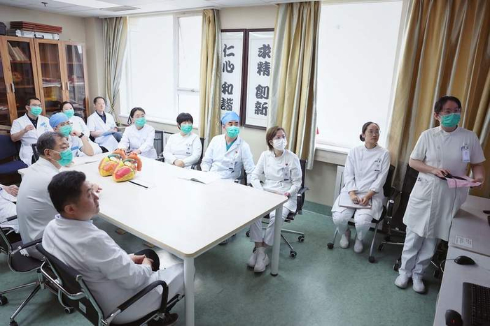 5月8日，北京大学人民医院心外科病房示教室，一大早，夜班和白班的医护人员聚在一起开会，分析每床患者病情，进行交接班。