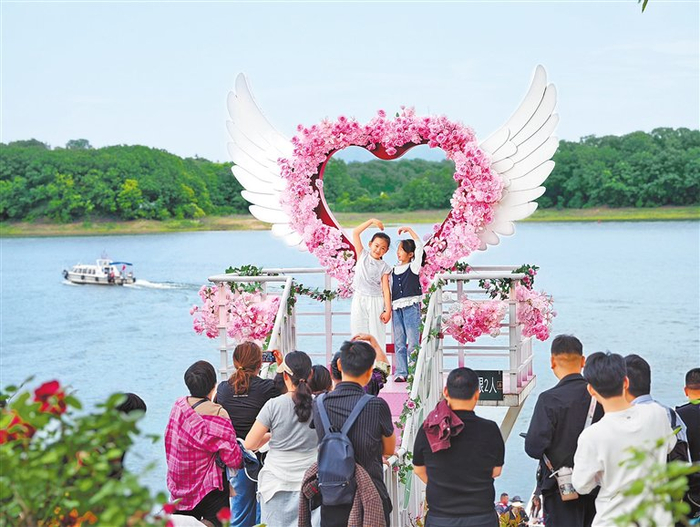 信阳市南湾湖景区景色宜人，“五一”假期，各地游客慕名前来休闲游玩。图源：河南日报