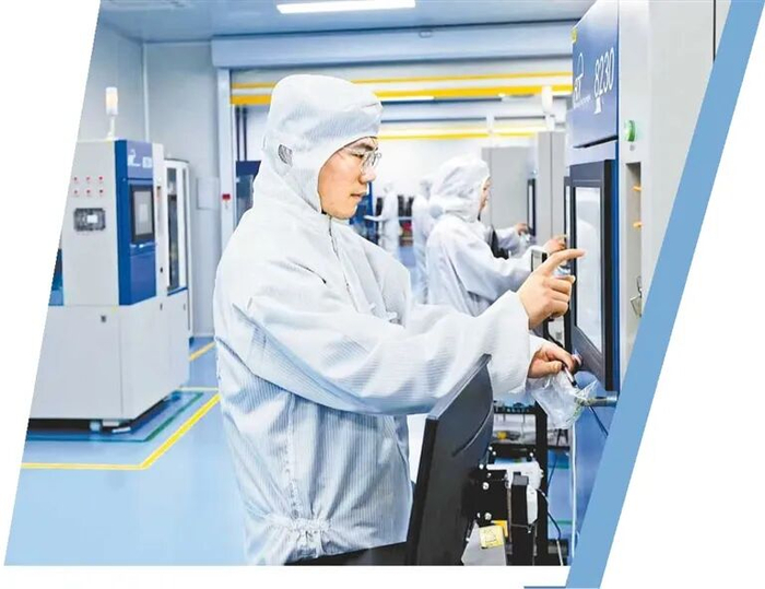 光力科技半导体晶圆切割机生产车间内，高精尖设备有序运转，操作人员正专注作业。