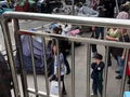 白色奔驰街头狂飙！57岁女医生肇事致2死6伤：专家级身份及多重头衔曝光