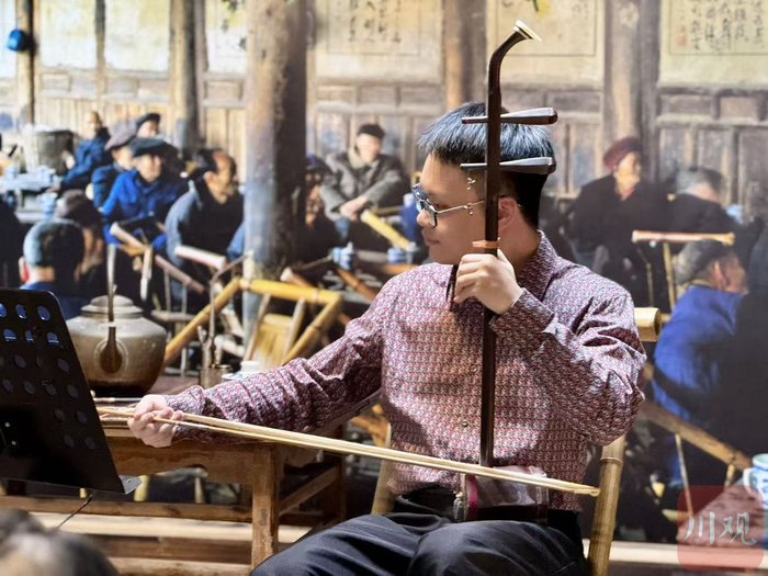 司宇辰在成都老茶馆的音乐故事分享会现场。
