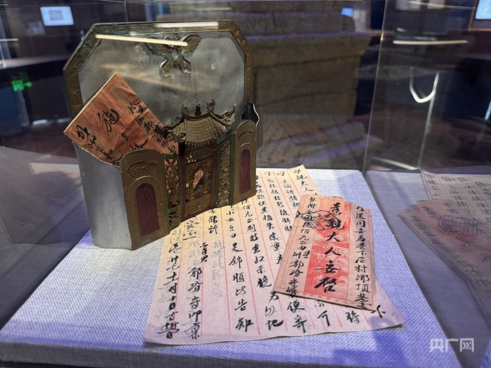 新加坡华侨寄至同安马巷的侨批（央广网记者  吴馨骅  摄）