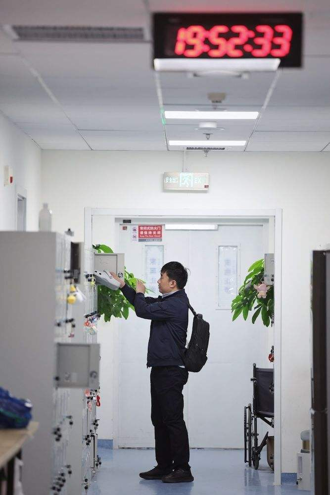 忙完一天的工作，王天旭换好衣服准备回家。