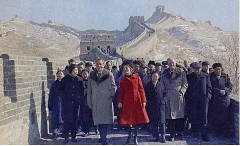 1972年美国总统尼克松和夫人参观游览长城 图源：海外网