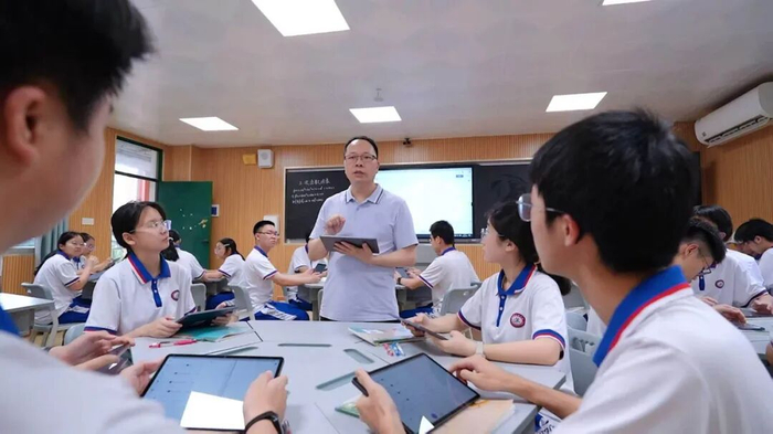 侨中学生利用平板上课。通讯员供图