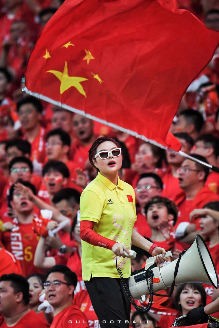 “国足第一女领喊”李丽平。（供图）