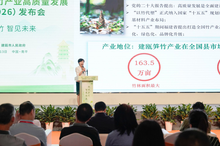 中国经济信息社新华指数事业部副总经理李慧敏解析报告。（蒋巧玲 摄）