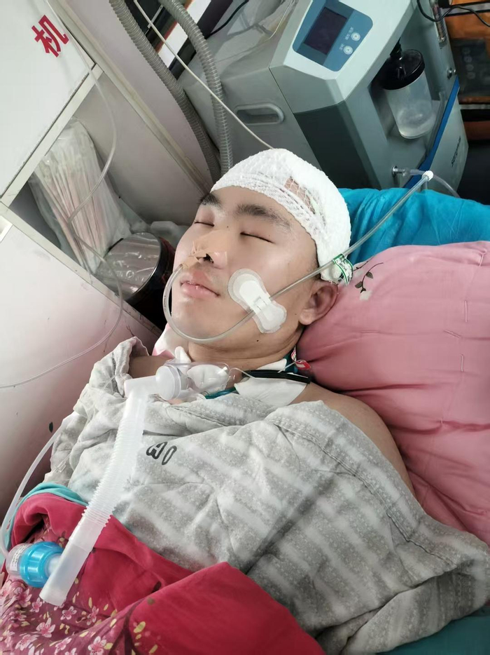 ▲王斌被撞伤后在医院治疗