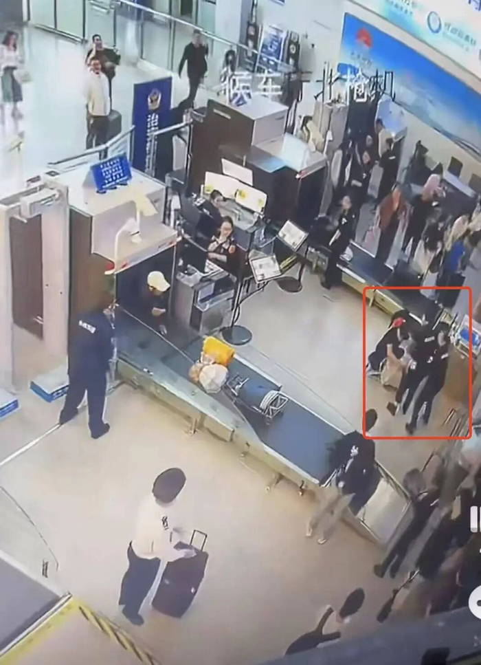 视频截图，工作人员被吓得抱紧同伴
