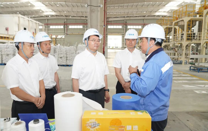 李国忠在广西长鸿生物材料有限公司调研企业经营发展情况。记者 杨峭峰 摄