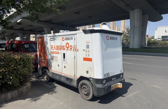 青岛路边的无人车 图片来源：每经记者 赵雯琪 摄