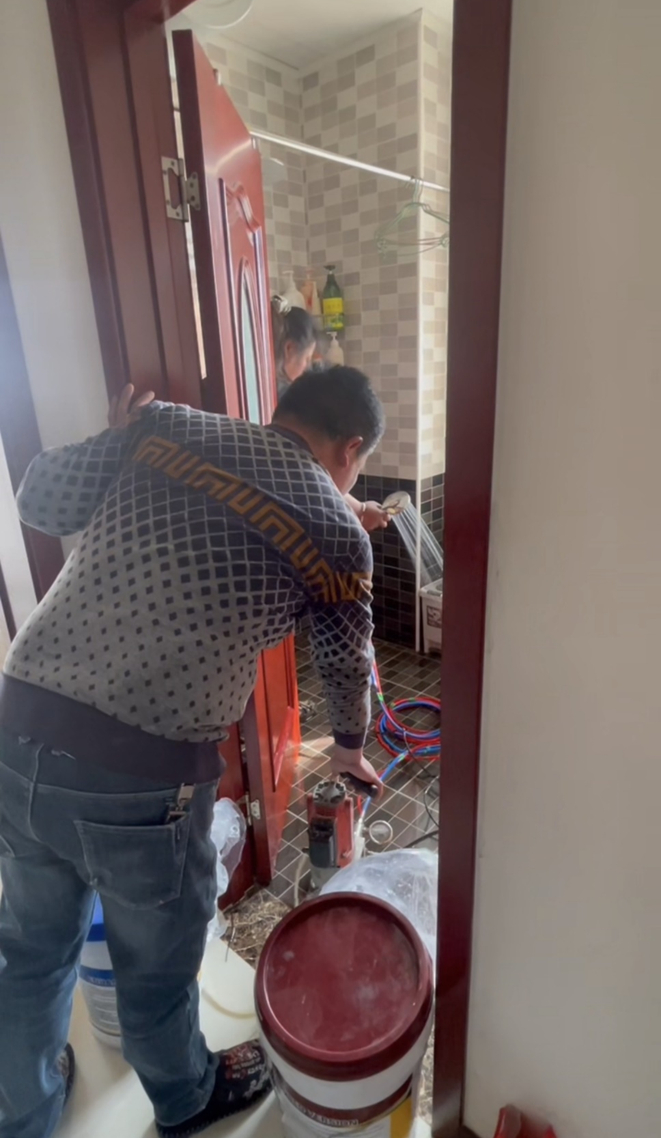 维修师傅施工现场