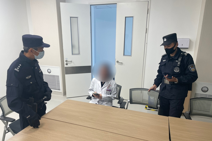 △董惠民（左一）和同事找到王女士当面核实情况