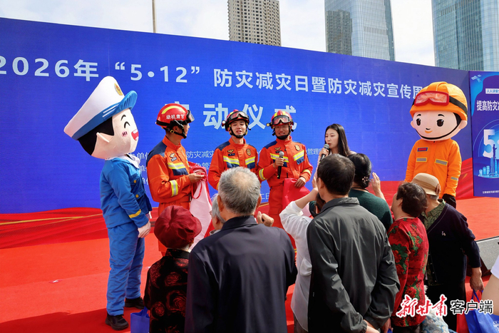 市民参与防灾知识有奖竞猜。（图片除署名外由新甘肃·甘肃日报记者 王聪 摄）