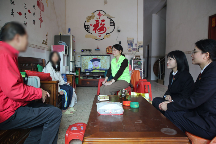 今年2月5日，广东省博罗县检察院未检干警到未成年人洋洋家中回访。