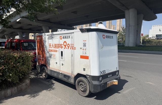 青岛路边的无人车 图片来源：每经记者 赵雯琪 摄