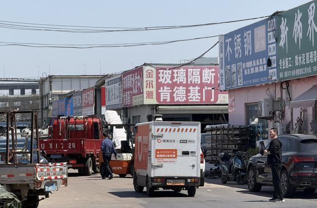 建材城中的无人车 图片来源：每经记者 赵雯琪 摄