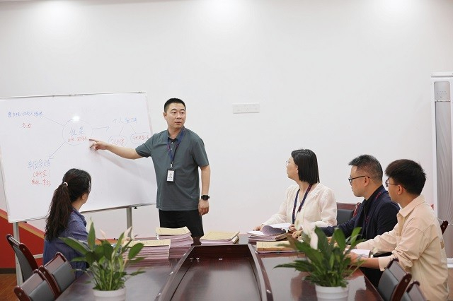 　　图为重庆市云阳县纪委监委工作人员围绕案情进行研讨。李姗 摄