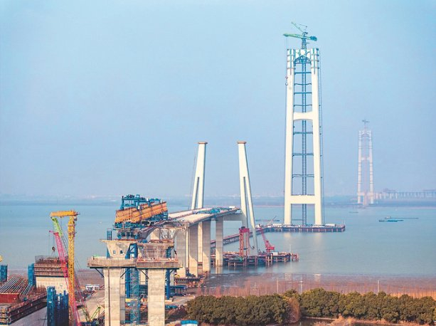 张靖皋长江大桥火热建设中。 邢彬 摄 （视觉江苏网供图）