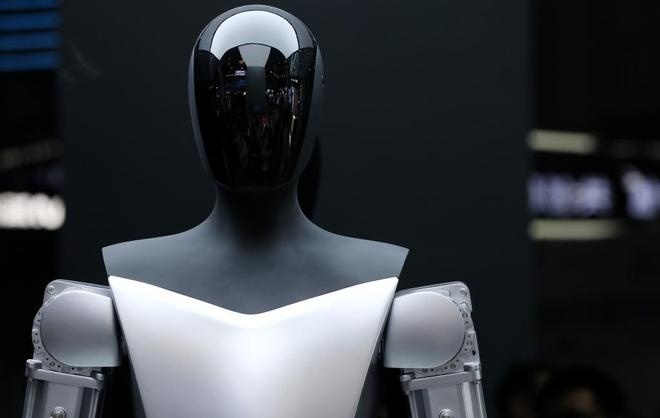  在2023世界人工智能大会展会现场拍摄的特斯拉机器人 资料图：新华社