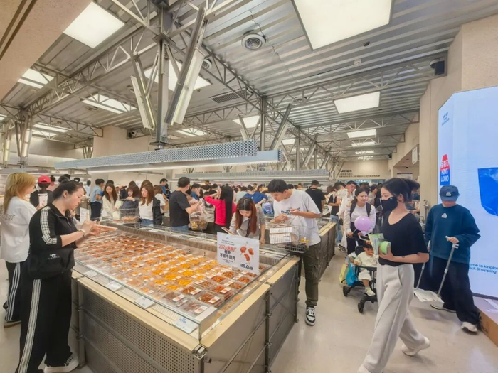 △长沙某金粒门门店，消费者正在选购商品。