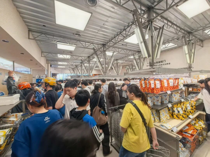 △长沙某金粒门门店，消费者络绎不绝。