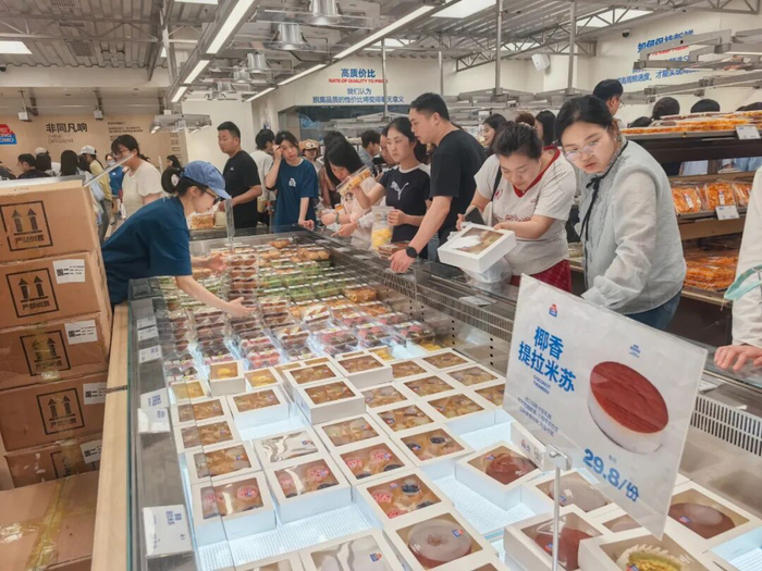 △店员一边补货，消费者一边选购。