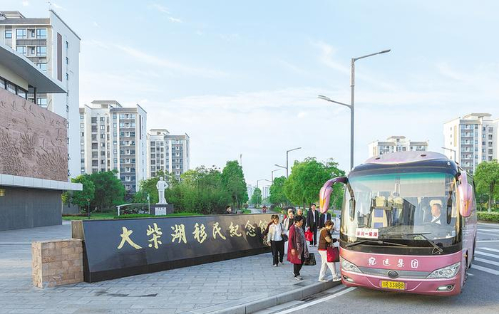 钟祥市大柴湖，大清早，乘客登上客运班车前往河南淅川。（湖北日报全媒记者 张诗秋 摄）