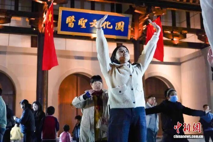 图为外国友人在南阳“