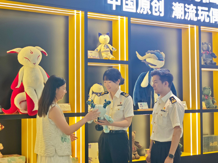    黄埔海关所属东莞海关关员到辖区企业调研潮玩产品出海参展情况。  海关总署广东分署供图  