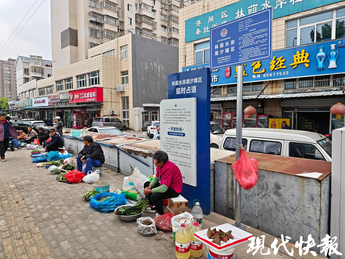 林荫水岸潮汐滩区竖立着告示牌