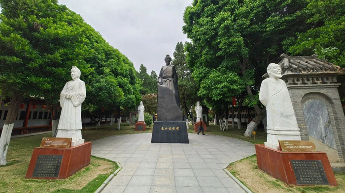 图为南阳医圣祠。阚力 摄