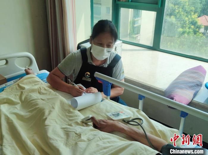 （图片来自中新网：西安上门助浴悄然兴起 让老人洗上舒心澡）