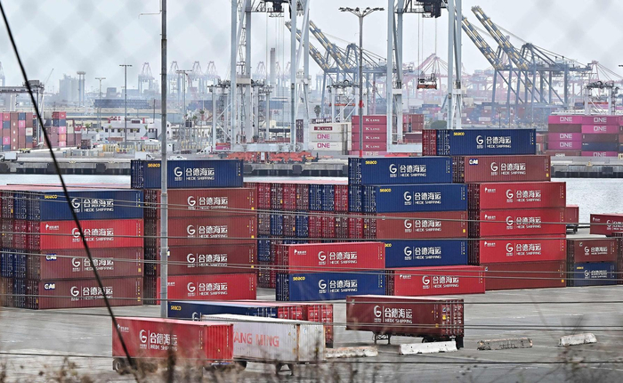 ▲美国洛杉矶港堆放的来自中国的集装箱&nbsp;据视觉中国