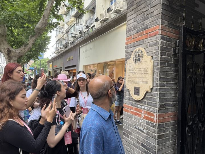 上海市长宁区江苏路街道愚园路上的外国游客们。新华社发