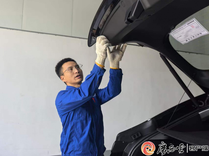 李平武在检查情况。上汽通用五菱供图