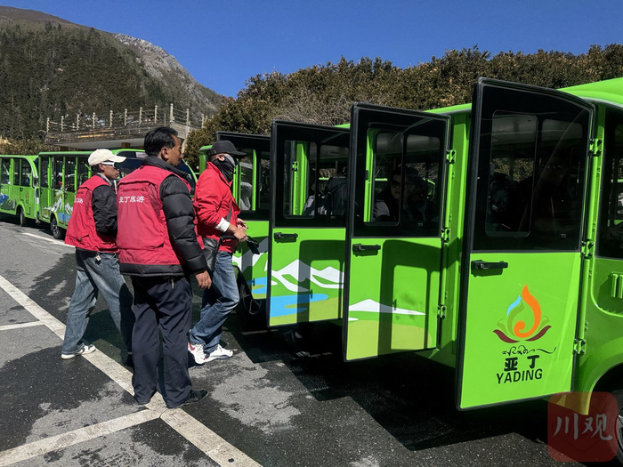 稻城亚丁景区游览车。