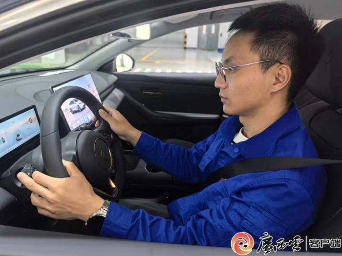 李平武在测试车。上汽通用五菱供图