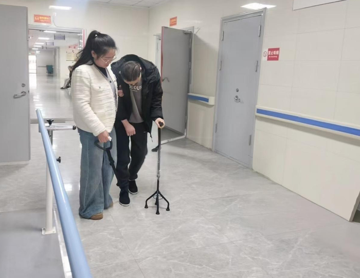 ▲王敏陪着弟弟王斌做康复训练