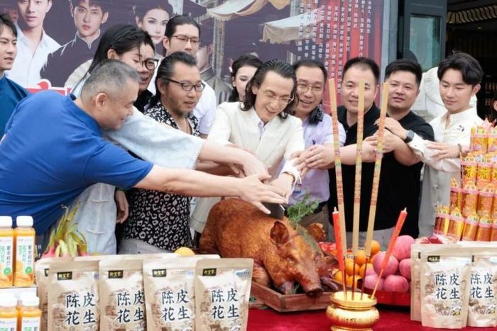 图为《陈皮密码》短剧开机仪式。新宝堂供图