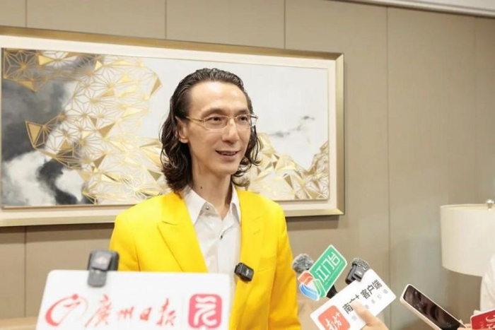 图为5月2日2026“粤超”幕后媒体采访陈柏忠先生。新宝堂供图