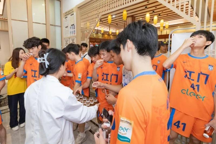 图为2026年“粤超”江门队到新宝堂参观。新宝堂供图