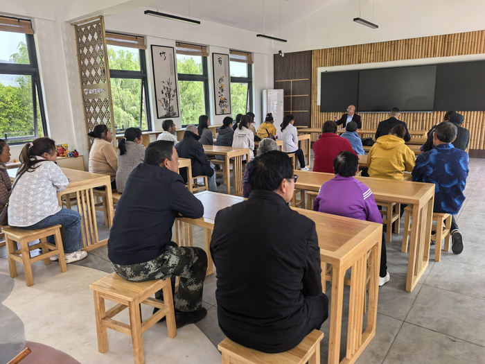 法律顾问在飞仙洞村新丰书院解读新的《殡葬管理条例》。罗园 摄