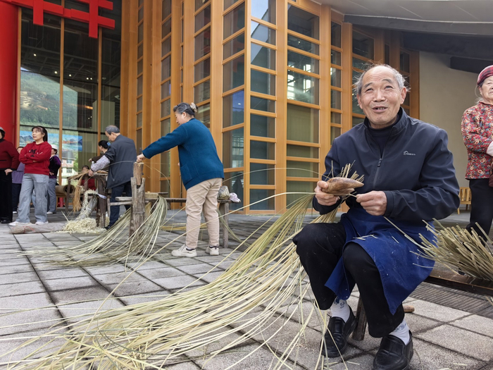 村民张茂银讲述移风易俗给生活带来的变化。罗园 摄