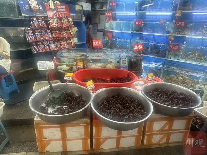 青石桥水产批发市场内，小龙虾价格“大跳水”。行晓艺 摄